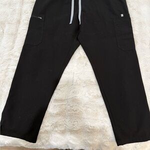 FIGS Black Straight leg cargo scrub pants.  7 pockets.  XL Petite